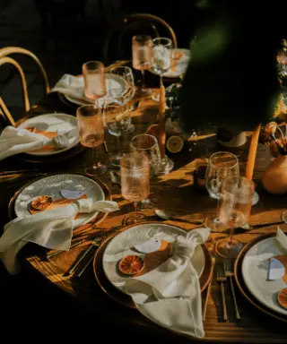 Detailaufnahme eines gedeckten Tisches